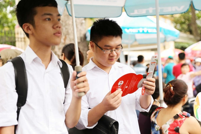 Trao tặng 5000 phần quà tiếp sức mùa thi
