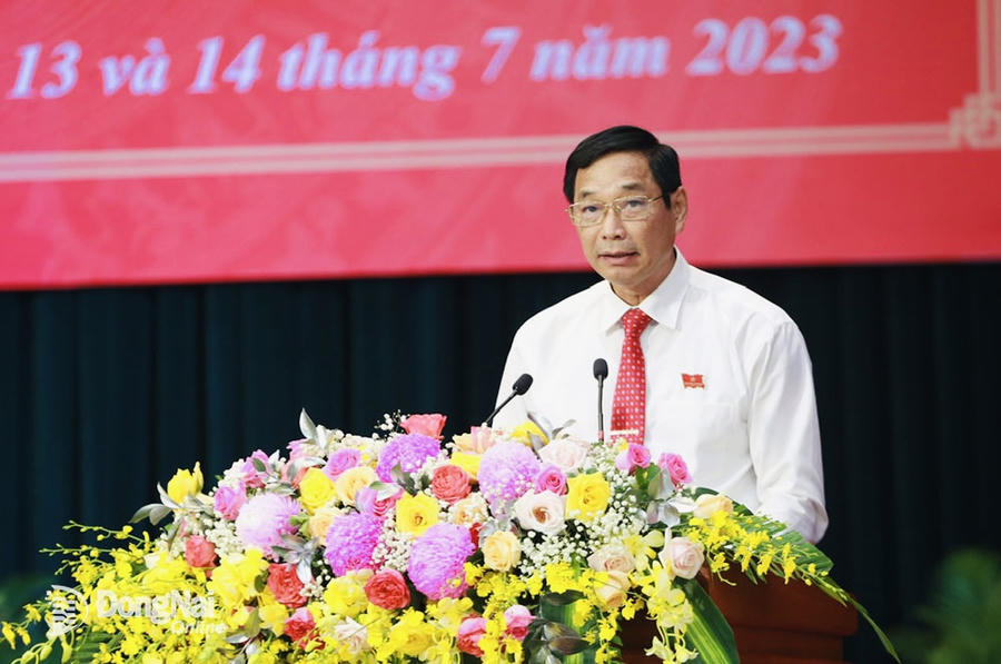 Ông Võ Văn Phi - Phó chủ tịch UBND tỉnh Đồng Nai trình bày tờ trình, dự thảo Nghị quyết về chủ trương di dời, xây dựng mới khu trung tâm hành chính - chính trị của tỉnh Đồng Nai.