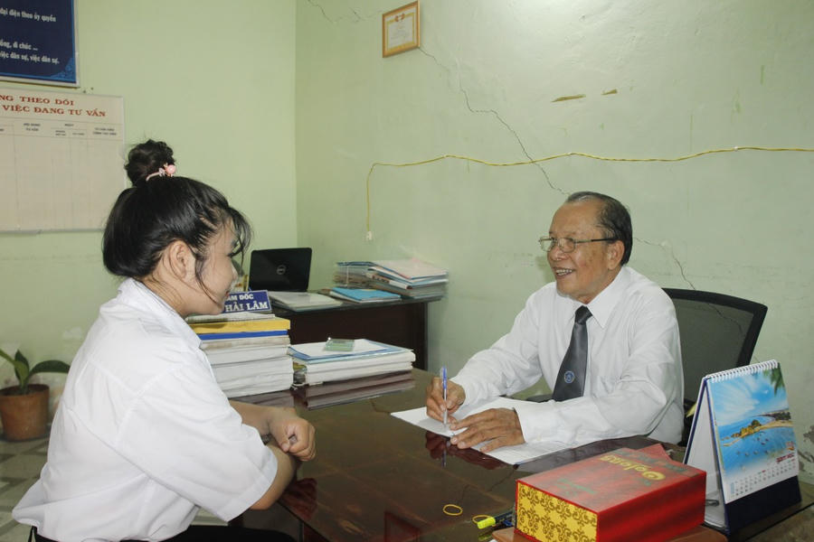 Luật sư Lê Hải Lâm tư vấn pháp luật cho người dân.