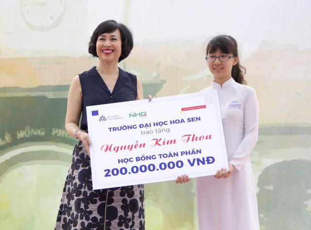 Với thành tích học xuất sắc của mình, Nguyễn Kim Thoa vừa nhận học bổng toàn phần của trường ĐH Hoa Sen.