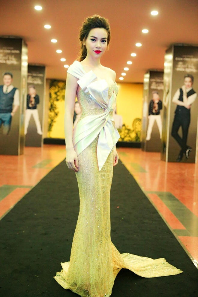 Trang phục dạ hội hợp trào lưu của Phạm Đăng Anh Thư đưa Hồ Ngọc Hà vào nhiều bình chọn mặc đẹp trong thời gian qua. Đầm voan dệt ánh kim tôn nước da trắng sáng, điểm nhấn nơ tạo vẻ yêu kiều. Ảnh: Pencil