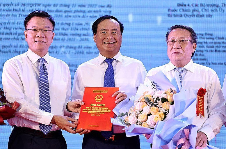 Phó Thủ tướng Lê Thành Long trao Quyết định phê duyệt Quy hoạch tỉnh Quảng Trị thời kỳ 2021-2030, tầm nhìn đến năm 2050 cho lãnh đạo tỉnh Quảng Trị - Ảnh VGP/Đức Tuân