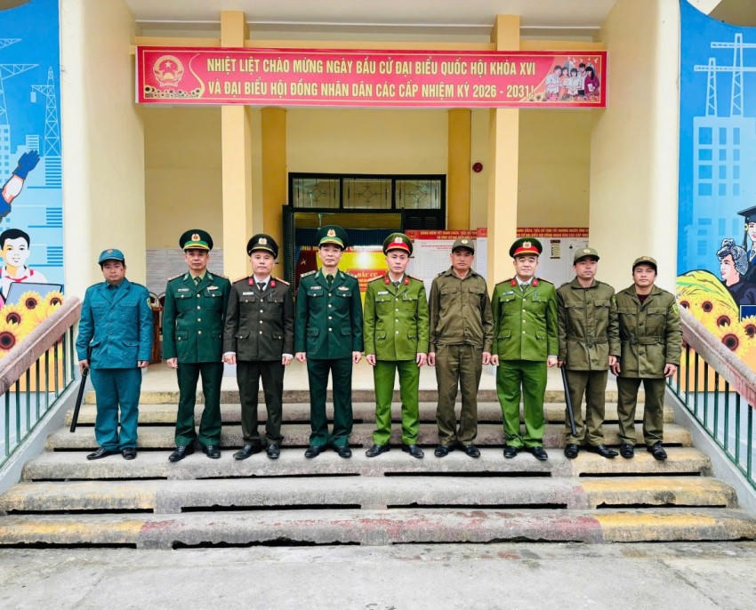 Sự hiệp đồng chặt chẽ giữa lực lượng Công an xã, Quân sự xã và Bộ đội Biên phòng trong công tác đảm bảo an ninh, an toàn cho ngày bầu cử. (Ảnh: Hoàng Chính).