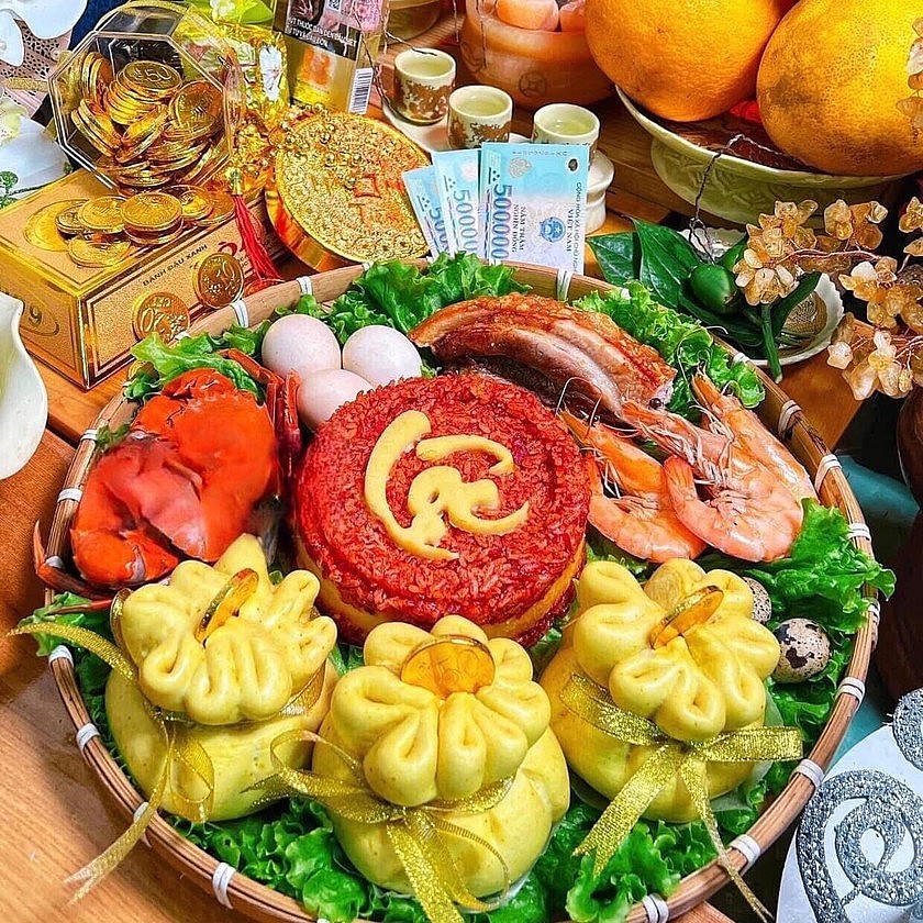 Mâm cúng thần tài bắt mắt với hải sản, xôi, thịt lợn, trứng...