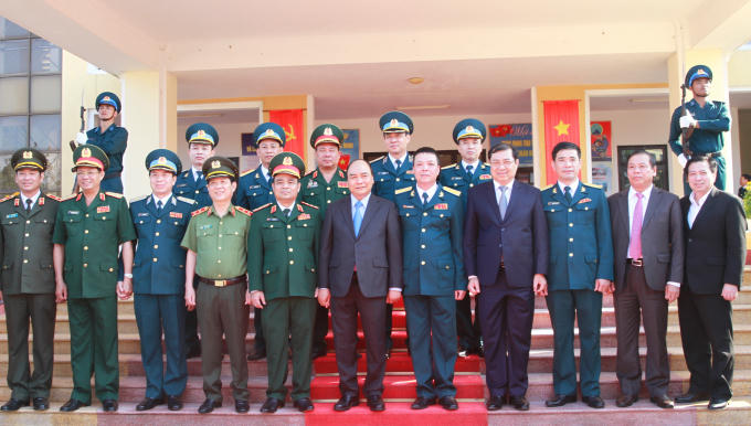 Thủ tướng và đoàn công tác với lãnh đạo quân chủng và sư đoàn.