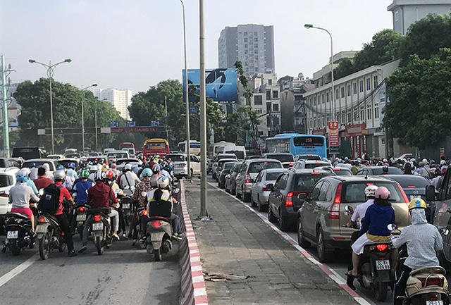 Phương tiện giao thông bít kín đường Phạm Văn Đồng, hướng ra cầu Thăng Long