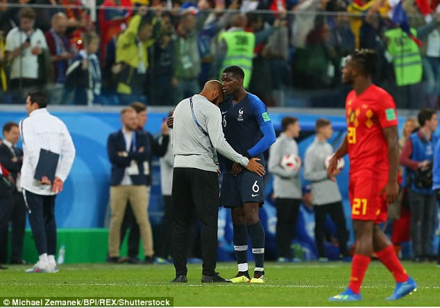 Thierry Henry buồn bã sau khi trận đấu kết thúc, anh chúc mừng Pogba