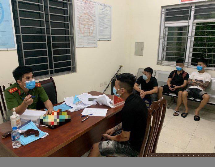 Lực lượng chức năng tiến hành lập biên bản xử phạt với 7 nam thanh niên.