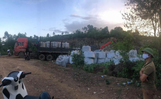 Hiện trường đổ thải trộm bị người dân và Công an huyện bắt quả tang ngày 23/8/2020.