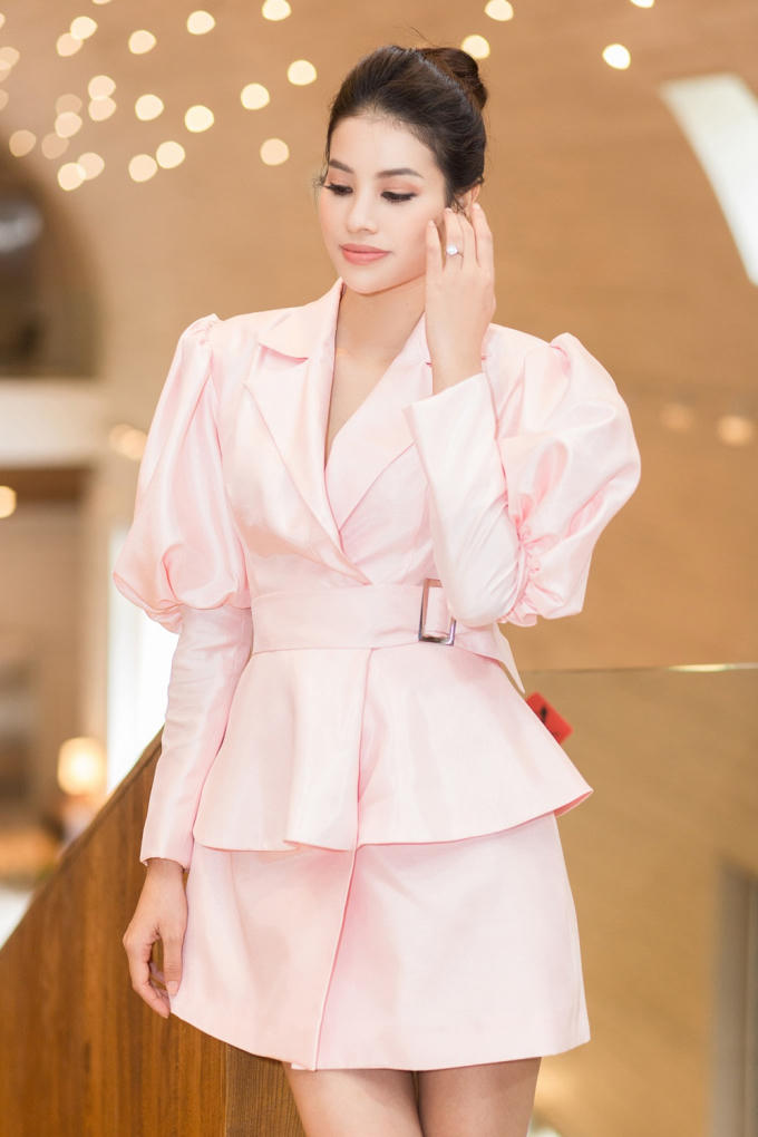 Phạm Hương khoe chân dài miên man tại sự kiện