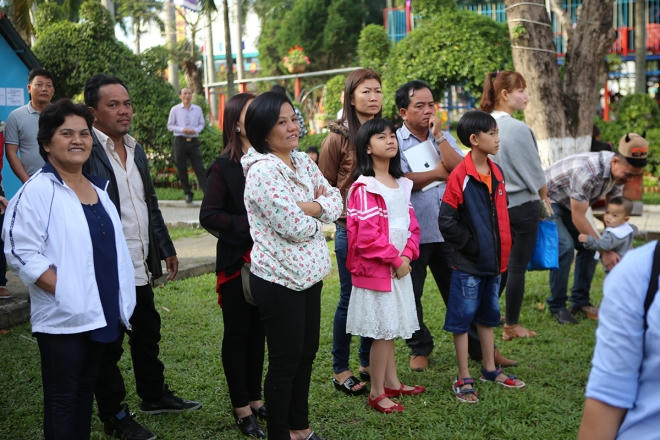 Các bậc phụ huynh ở ngoài dõi theo một cách chăm chú. Trong ngày đầu năm mới, người dân ở Đà Nẵng dành nhiều thời gian chúc tết nhau, không tiệc tùng, mâm cao cỗ đầy như phong tục nhiều vùng đồng bằng Bắc Bộ.