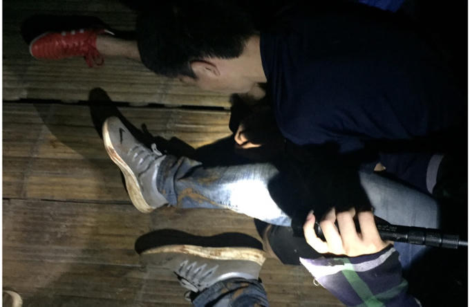 2_ Hinh anh luc luong cong an bat giu doi tuong tren choi canh