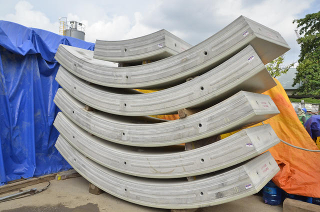 6 tấm bê tông hình vòng cung, mỗi tấm dài 1,2 mét, nặng khoảng 2,5 đến 3 tấn ốp vào vách hầm, tạo nên đường hầm metro.