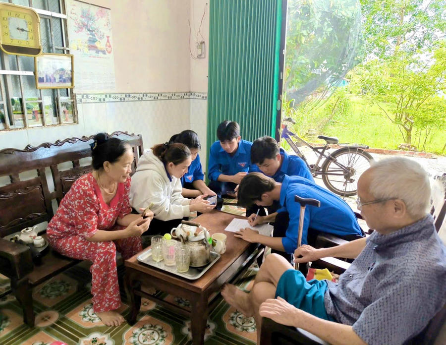 Đoàn viên thanh niên hỗ trợ tận tình người cao tuổi, người yếu thế và các hộ khó khăn trong việc tiếp cận và sử dụng hiệu quả các dịch vụ công trực tuyến.