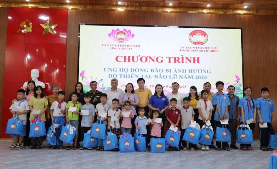 Đoàn công tác trao 52 suất quà cho các hoàn cảnh khó khăn bị ảnh hưởng sau mưa, bão.