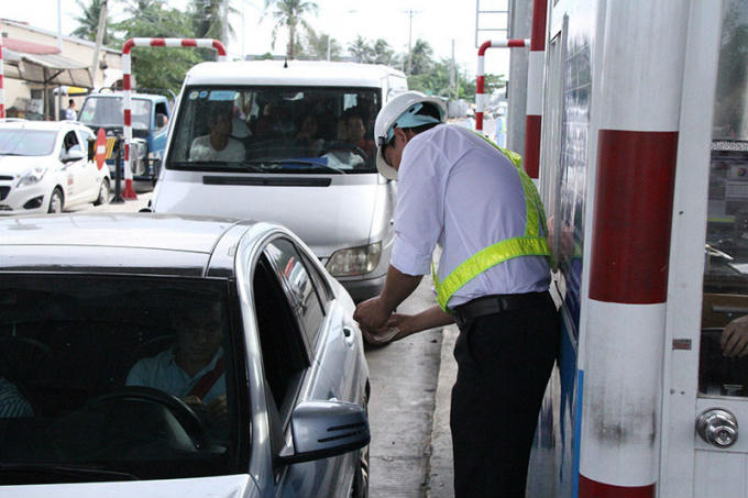 Tài xế dùng tiền lẻ mua vé qua trạm thu phí Cai Lậy