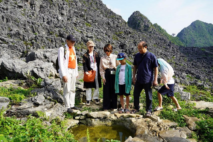 NSND Lan Hương (đứng thứ 2 từ trái sang), NSƯT Đỗ Kỷ (ngoài cùng bên trái) thăm, khảo sát khu vực cung cấp nước sinh hoạt thường ngày của bà con thôn Sà Lủng, xã Pải Lủng (Mèo Vạc, Hà Giang). (Ảnh: Hà Linh).