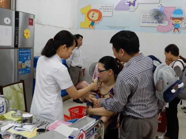 Trẻ tiêm chủng tại Trung tâm kiểm soát bệnh tật Đà Nẵng