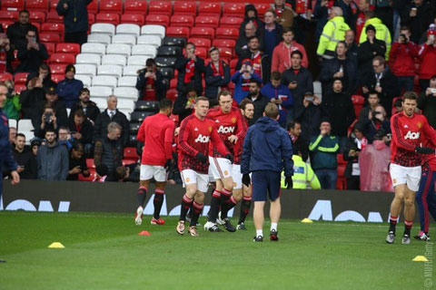 Các cầu thủ Manchester United khởi động trước giờ bóng lăn