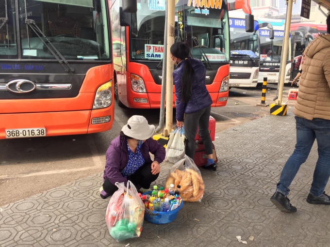 Các tuyến đi các tỉnh Thanh Hoá, Ninh Bình, Thái Bình, Nam Định... được xem là những tuyến "nóng" về số lượng hành khách. Thế nhưng, lượng hành khách đến mua vé tại bến xe Giáp Bát chỉ lác đác vài người. Dù các quầy vé luôn có nhân viên túc trực tư vấn, bán vé.