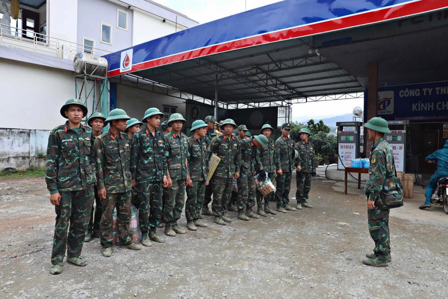 Công an phối hợp với các lực lượng hỗ trợ sơ tán người dân đến nơi an toàn. Ảnh: Phúc Khánh