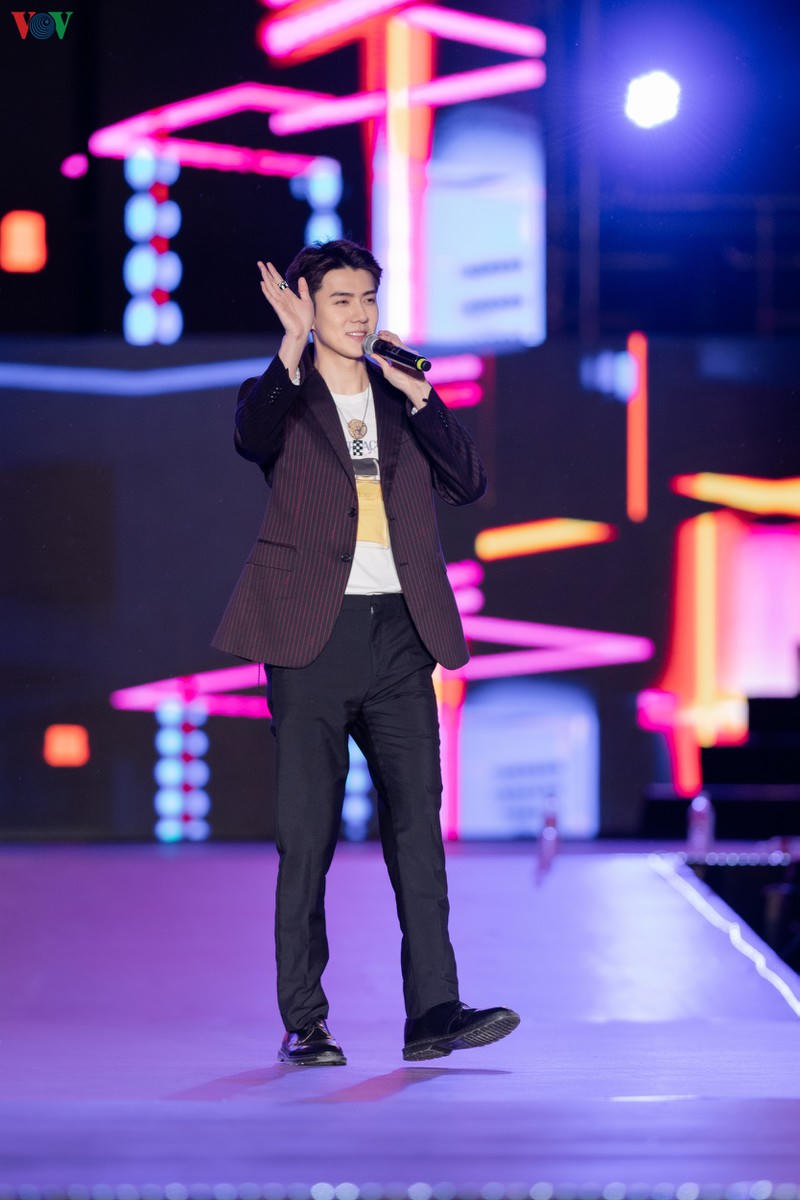 exo chanyeol doi non la, sehun chia se rat nho viet nam tai k-pop super concert hinh 5