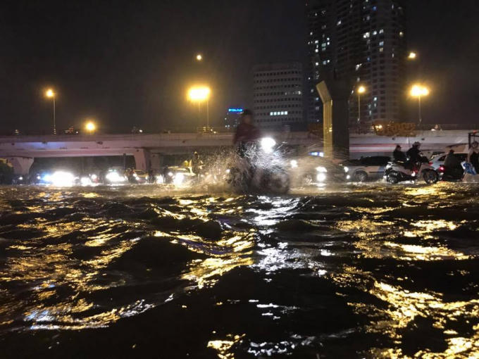 Tuyến đường Hồ Tùng Mậu chìm trong biển nước.