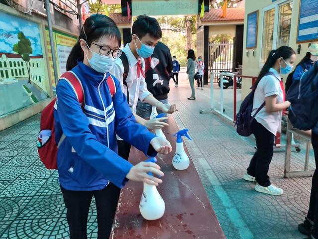 Học sinh sát khuẩn tay ngay tại cổng trường