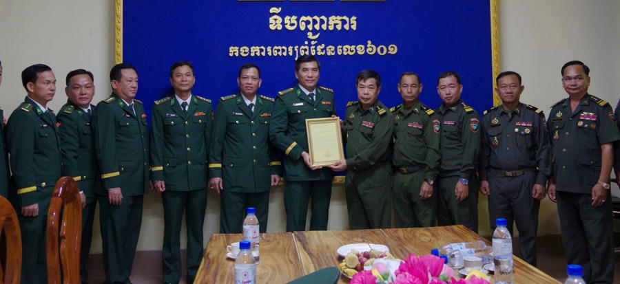 Tặng thư chúc mừng Trung đoàn BĐBP 601