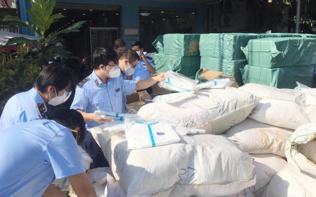 Xe tải chở vật tư y tế, găng tay y tế đã qua sử dụng bị bắt giữ tại TP HCM