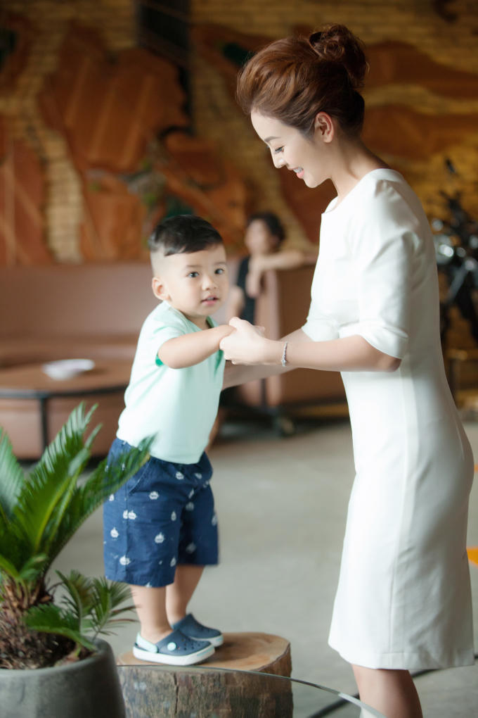 Bé Na - con gái Hoa hậu Jennifer Phạm sở hữu vẻ ngoài xinh xắn giống mẹ.