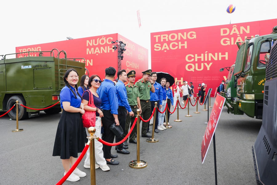 Đoàn ghé thăm khu vực trưng bày của Bộ Công an.