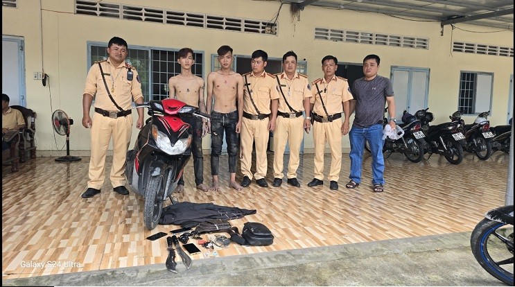 2 đối tượng Việc và Tâm (ở giữa) dùng dao chém người cướp tài sản bị lực lượng chức năng bắt giữ. Ảnh: Công an tỉnh Đồng Tháp