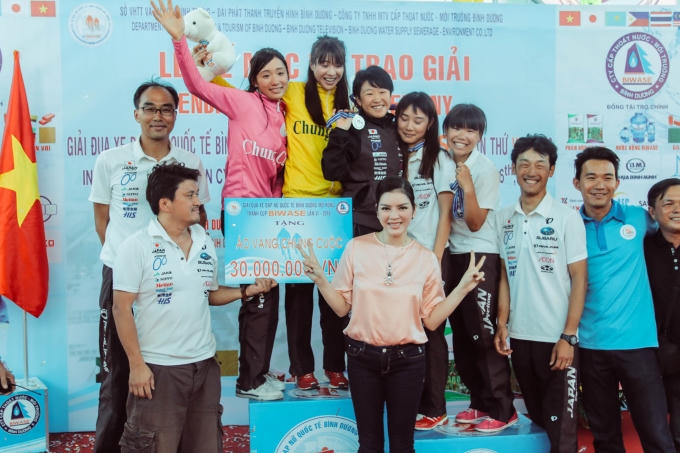 Lý Nhã Kỳ chung vui cùng với các cua rơ.