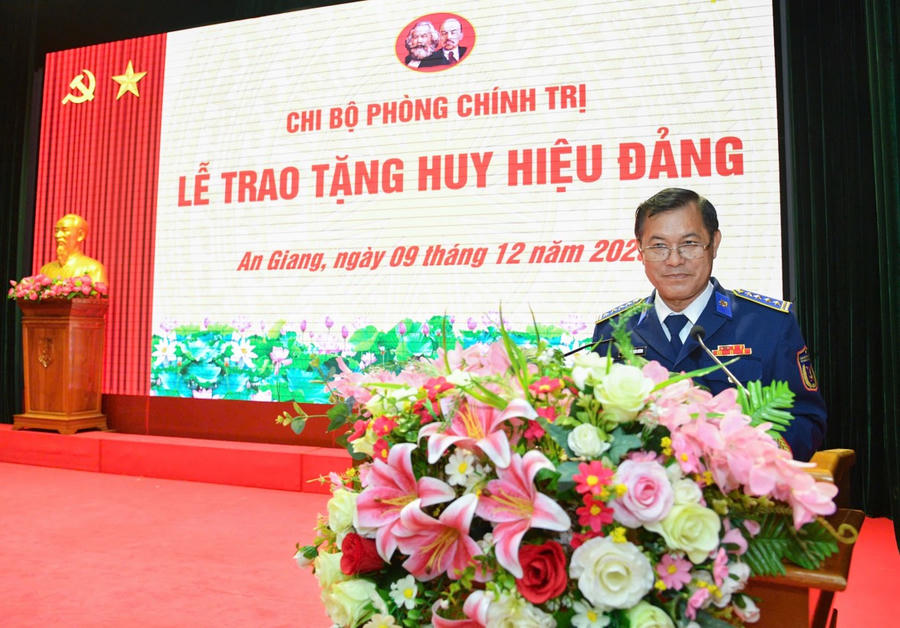 Đồng chí Đại tá Nguyễn Thái Dương, Ủy viên Ban Thường vụ Đảng ủy, Phó Chính ủy Bộ Tư lệnh Vùng Cảnh sát biển 4 phát biểu chúc mừng đồng chí Thiếu tướng Nguyễn Văn Dũng