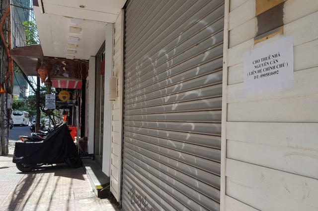 Nhiểu cửa hàng kinh doanh ở Nha Trang cũng nổi lên làn sóng trả mặt bằng vì vắng khách sau khi ngành du lịch gần như