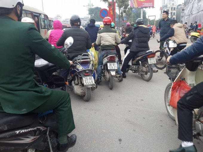 Đường tắc, các phương tiện, những người tham gia giao thông "tràn" lên vỉa hè để đi, giao thông trở nên hỗn loạn, bát nháo.