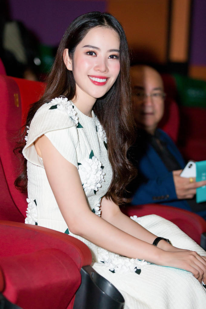 Nam Em diện váy trắng tinh khôi ra mắt phim điện ảnh mới