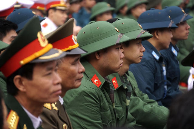 Các thế hệ cán bộ chiến sỹ, cựu chiến binh tại buổi lễ giao nhận quân. 2017 là năm đầu tiên quận Đống Đa thực hành tổ chức giao nhận quân cùng một ngày cho các đơn vị thuộc quân đội và công an.