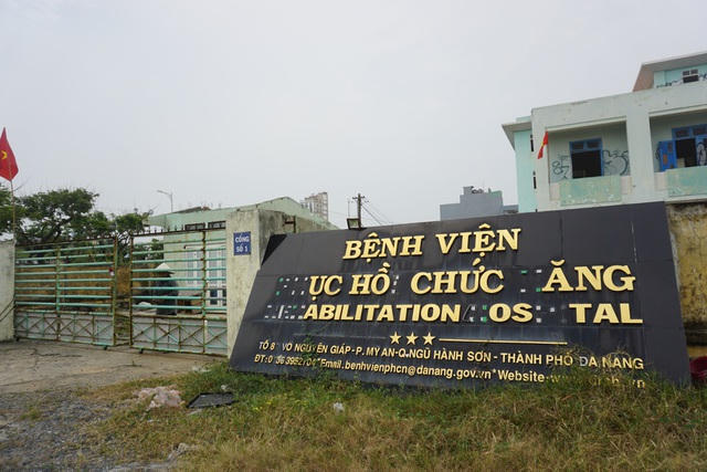 Trụ sở cũ của Bệnh viện Phục hồi chức năng Đà Nẵng nằm trên tuyến đường ven biển Võ Nguyên Giáp thuộc phường Mỹ An (quận Ngũ Hành Sơn).