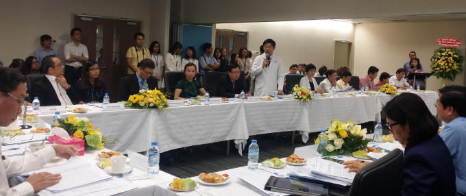 Lãnh đạo bệnh viện phát biểu về những khó khăn và kiến nghị chủ tịch thành phố xem xét, tháo gỡ cho doanh nghiệp.