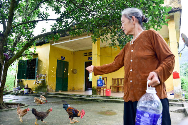 Khi trại chuyển đi, cuộc sống của những người ở lại như cụ Sợi thành tự cung tự cấp, rất khó khăn. Dần sau này một số nhóm từ thiện biết đến đã lên giúp đỡ nên cũng đỡ vất vả phần nào.