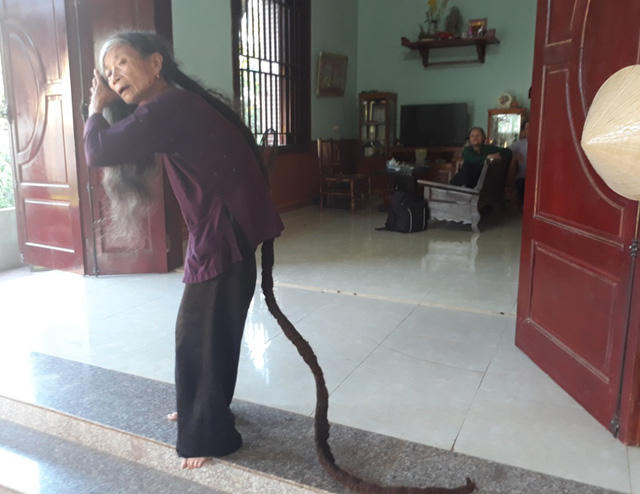 Mỗi khi đi đâu, cụ luôn thu hút mọi sự tò mò, chú ý từ mọi người bởi mái tóc của mình.