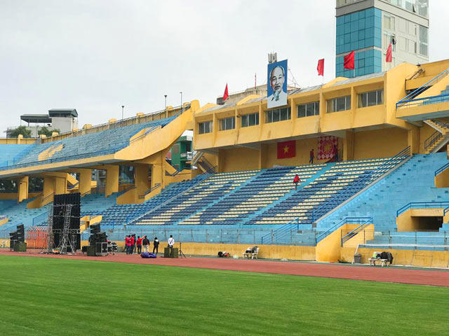 Hội CĐV bóng đá Việt Nam (VFS) thuê hẳn màn hình 300 inch đặt tại SVĐ Hàng Đãy.