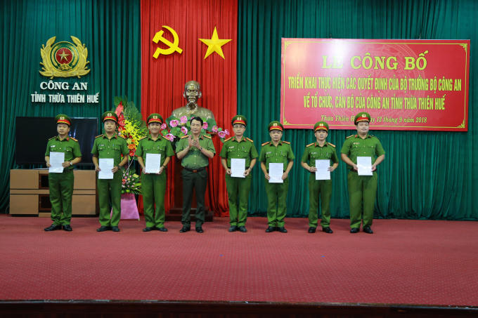 Đại tá Lê Quốc Hùng - Giám đốc CA tỉnh trao quyết định. .