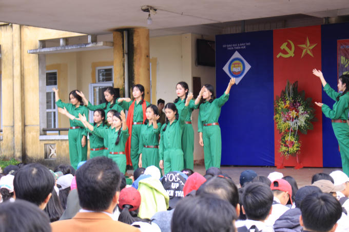 Thừa Thiên Huế: Sâu lắng ngày thơ Việt Nam tại trường THPT Hương Vinh
