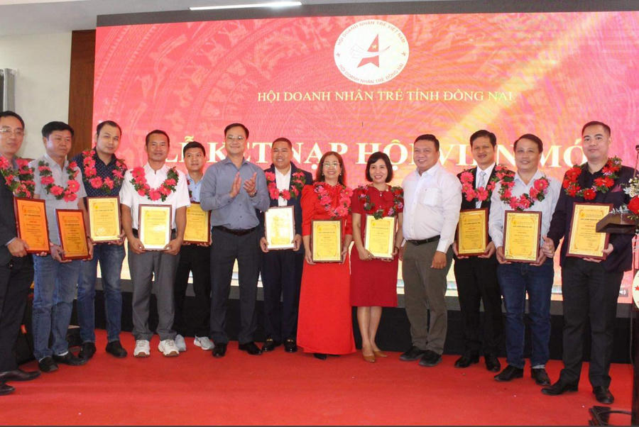 Kết nạp hội viên mới vào Hội doanh nhân trẻ Đồng Nai.