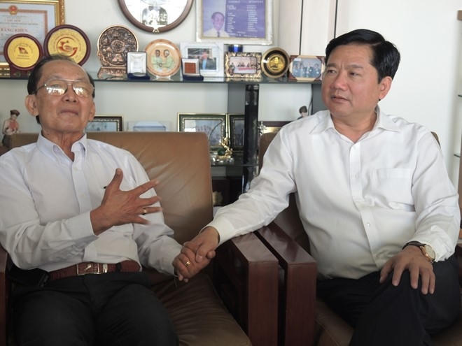 Bí thư Đinh La Thăng thân mật nắm tay Giáo sư Trần Đông A (ảnh K.Q).