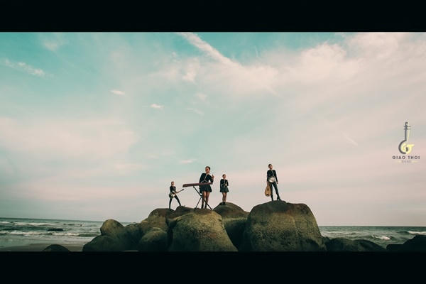 Cảnh quay trong MV cũng thể hiện tinh thần biển đảo dân tộc.