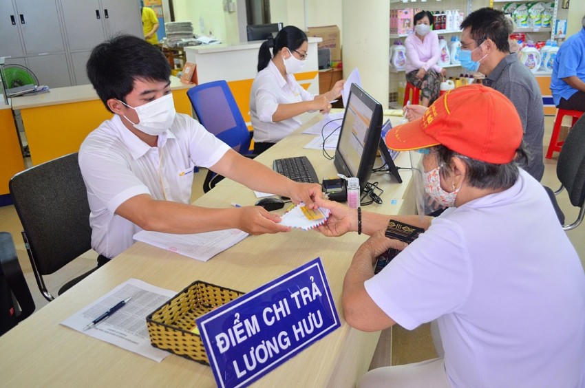 Mức tiền lương của cán bộ công chức, viên chức sẽ cao hơn khoảng 30% so với thu nhập bình quân của lao động làm công hưởng lương (7,5 triệu đồng/tháng). Hình ảnh mang tính chất minh hoạ.